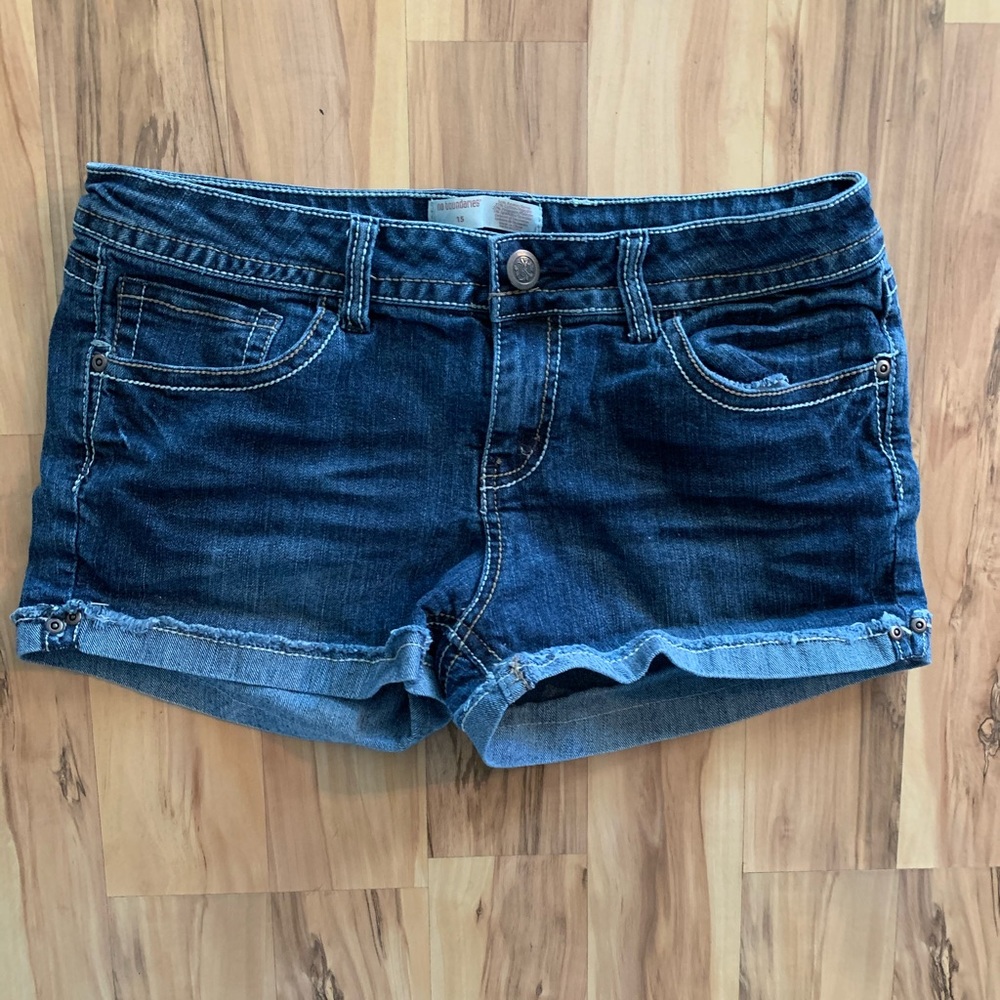 NO BOUNDARIES Shorts, Size 15.